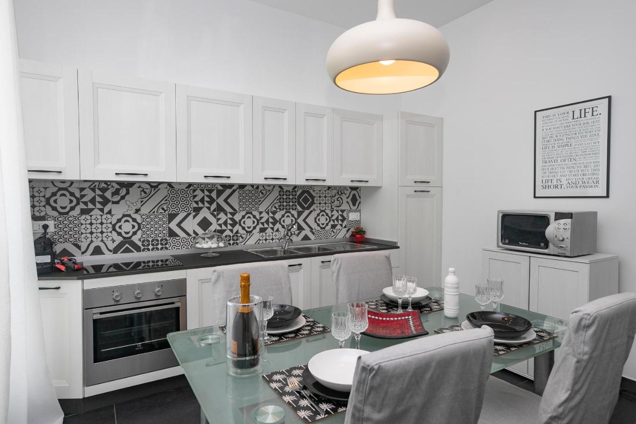 Real Italian Estate - Luxury Black&White Genoa Bagian luar foto
